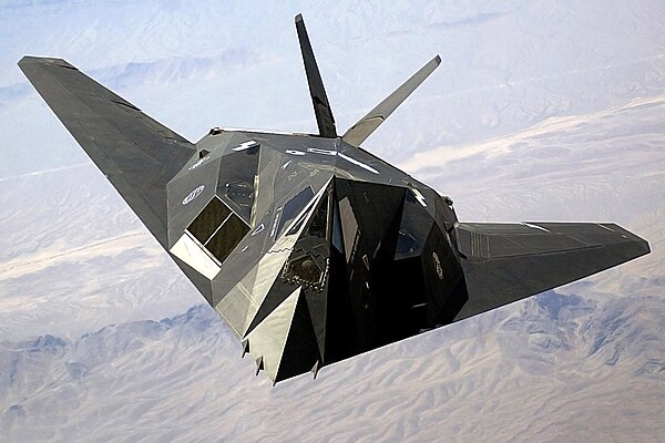 https://upload.wikimedia.org/wikipedia/commons/thumb/a/a1/F-117_Nighthawk_Front.jpg/600px-F-117_Nighthawk_Front.jpg